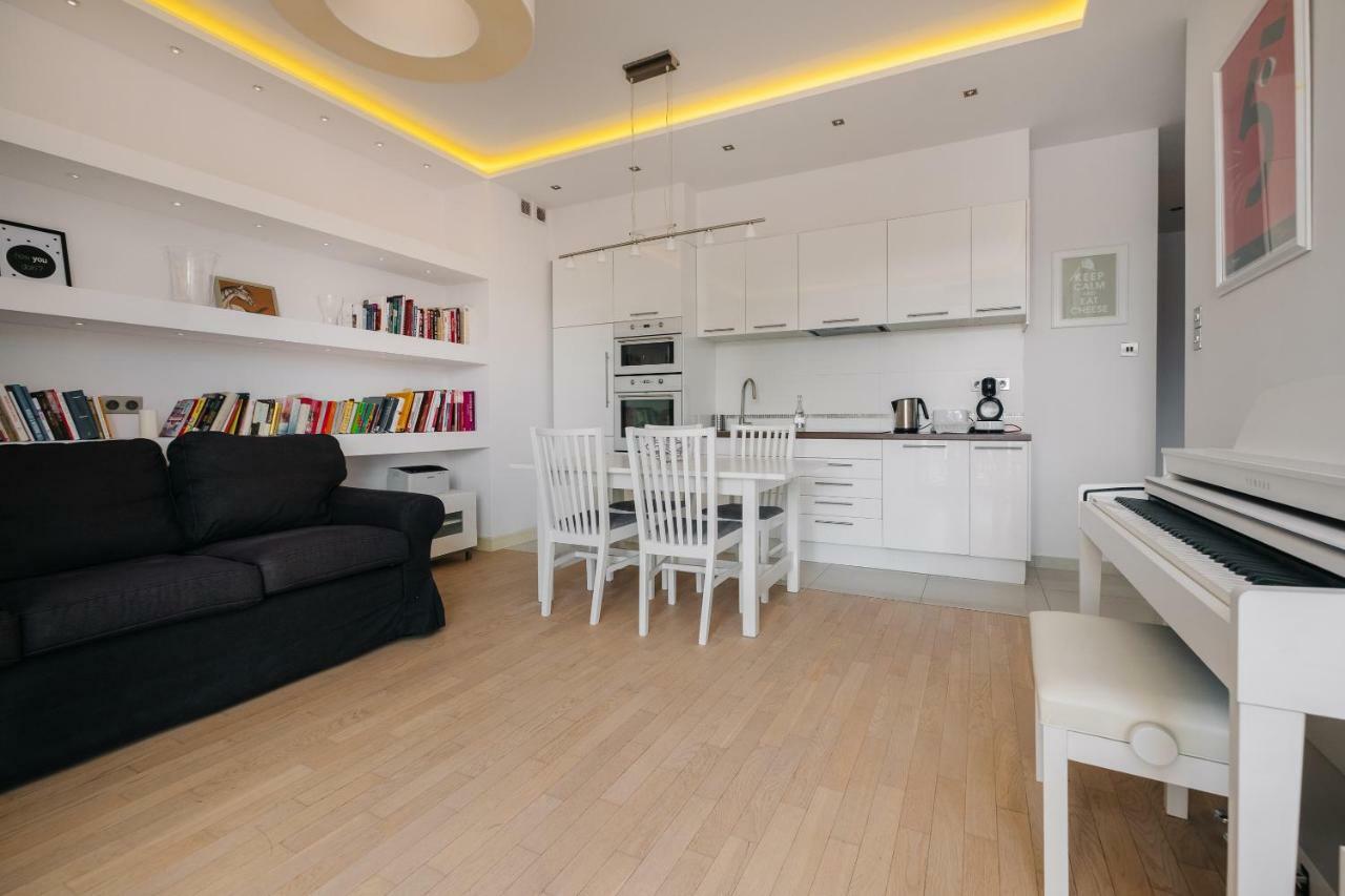 Modern Apartment Across The Ponds Varšava Exteriér fotografie