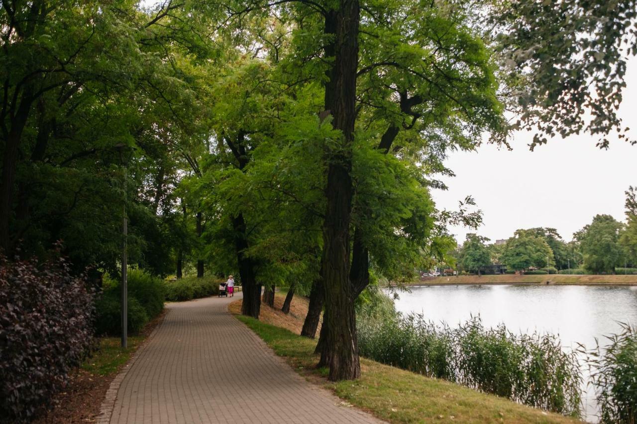 Modern Apartment Across The Ponds Varšava Exteriér fotografie